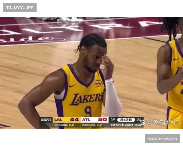 湖人官推分享布朗尼童年持球照:展现努力与决心,追逐篮球梦想的岁月 湖人官推分享布朗尼童年持球照:展现努力与决心,追逐篮球梦想的岁月