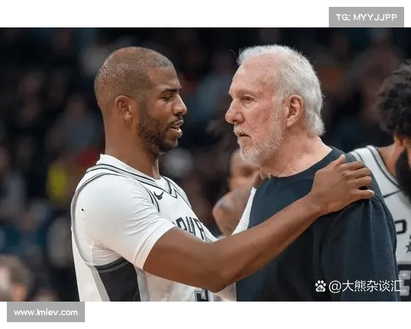 邓肯再度现身马刺选秀作战室，网友调侃“又来蹭饭”！